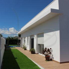 Vivienda Unifamiliar Els Poblets. Fachada sudeste vehículos